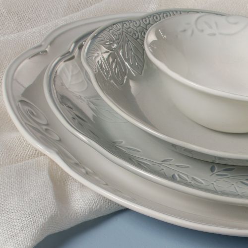 Piatto portata rotondo bianco, con sfumature aviaz