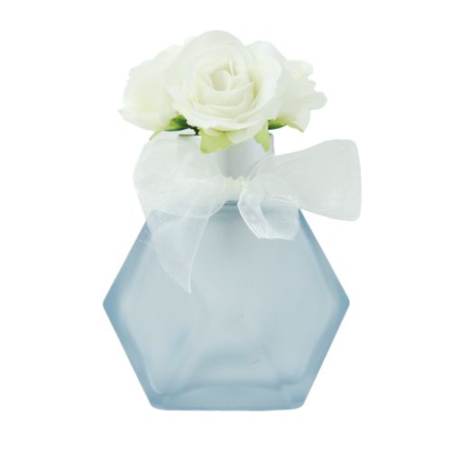 Bottiglia per profumo aviazione e rose bianche