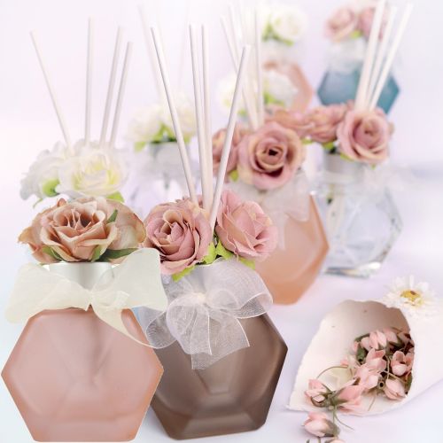 Bottiglia per profumo colore rosa e rose rosa